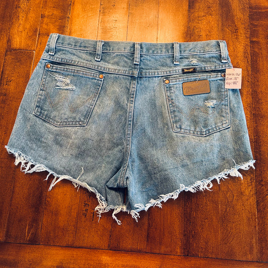 Wrangler Cowboy Cut Destressed Shorts Size 36