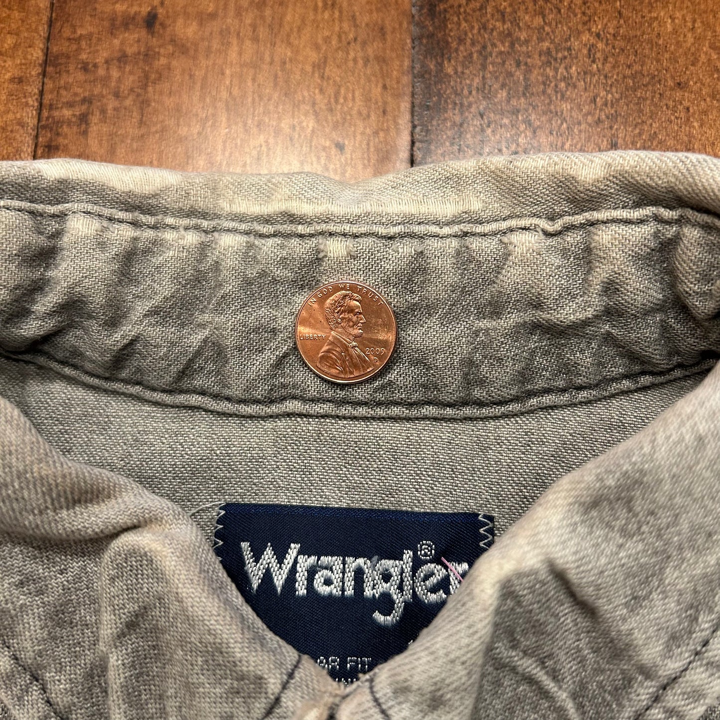 Vintage Wrangler Brushpopper Gray Pearl Snap Size 16-33 (L)