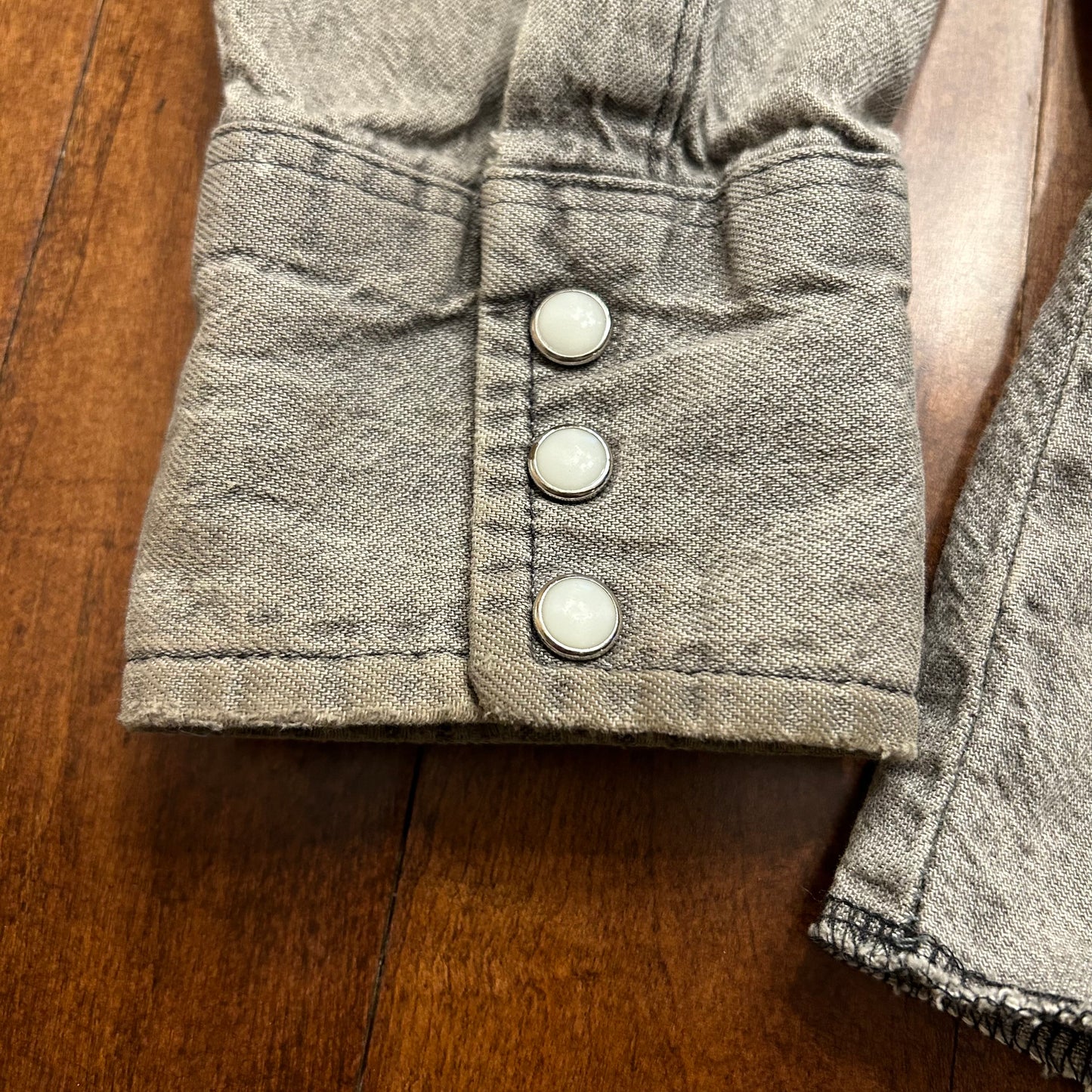 Vintage Wrangler Brushpopper Gray Pearl Snap Size 16-33 (L)